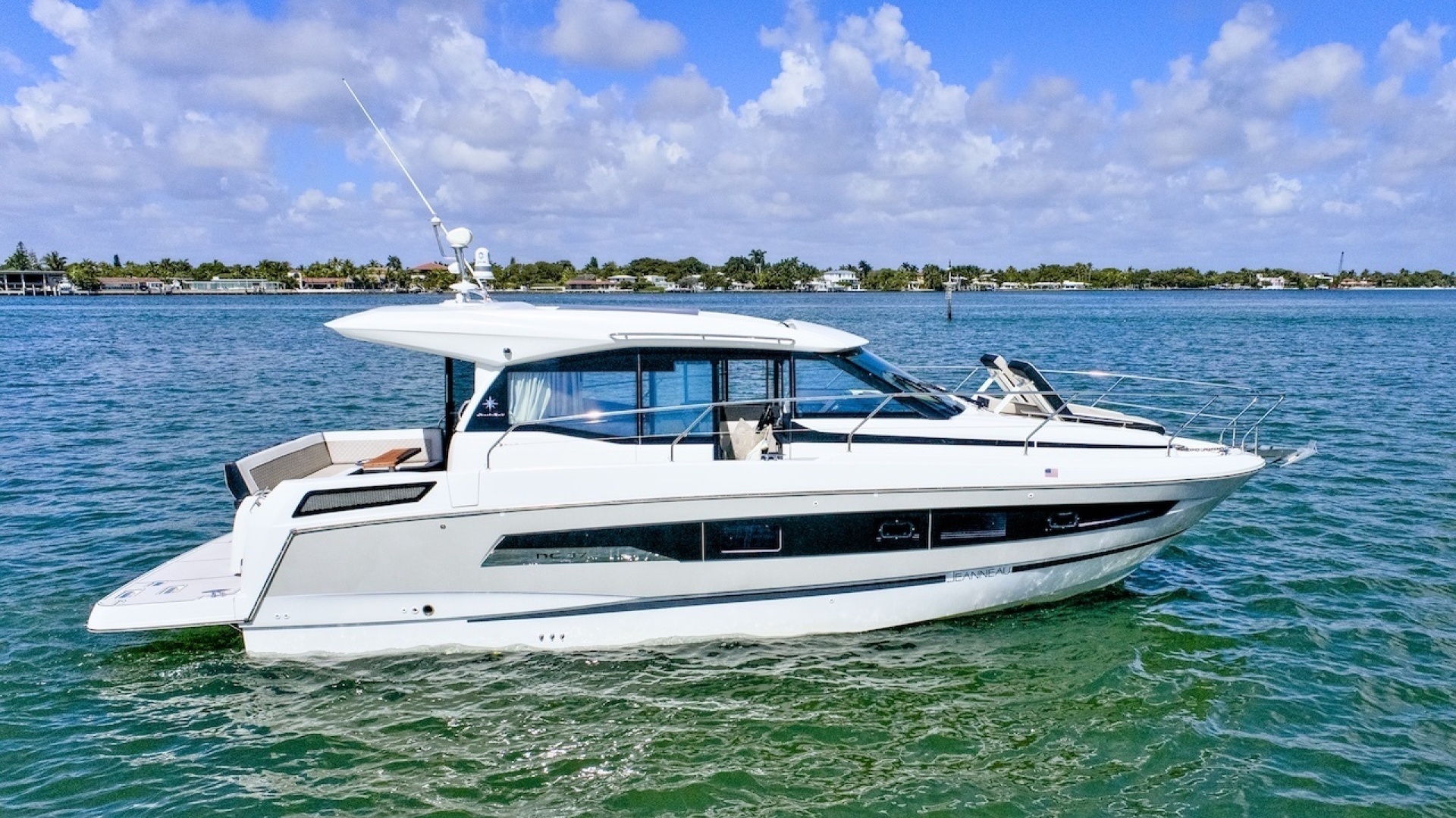 2020 37' Jeanneau photo