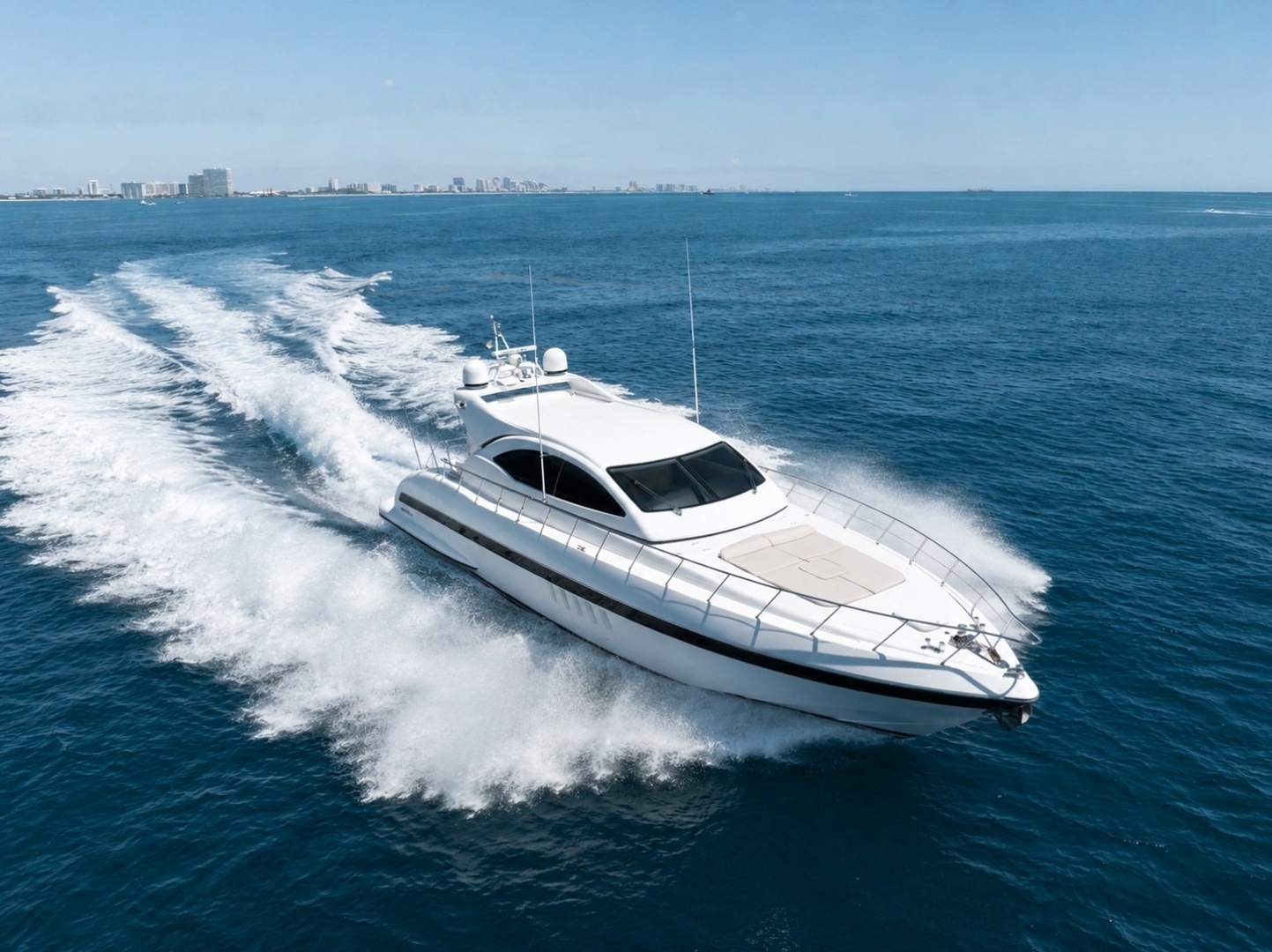 2004 72' Mangusta photo