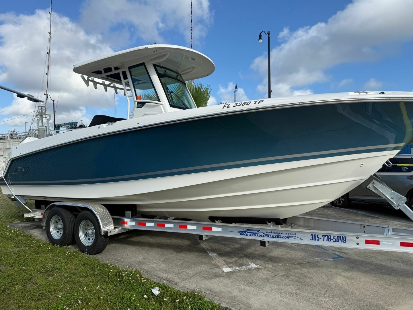 2023 28' Boston Whaler photo