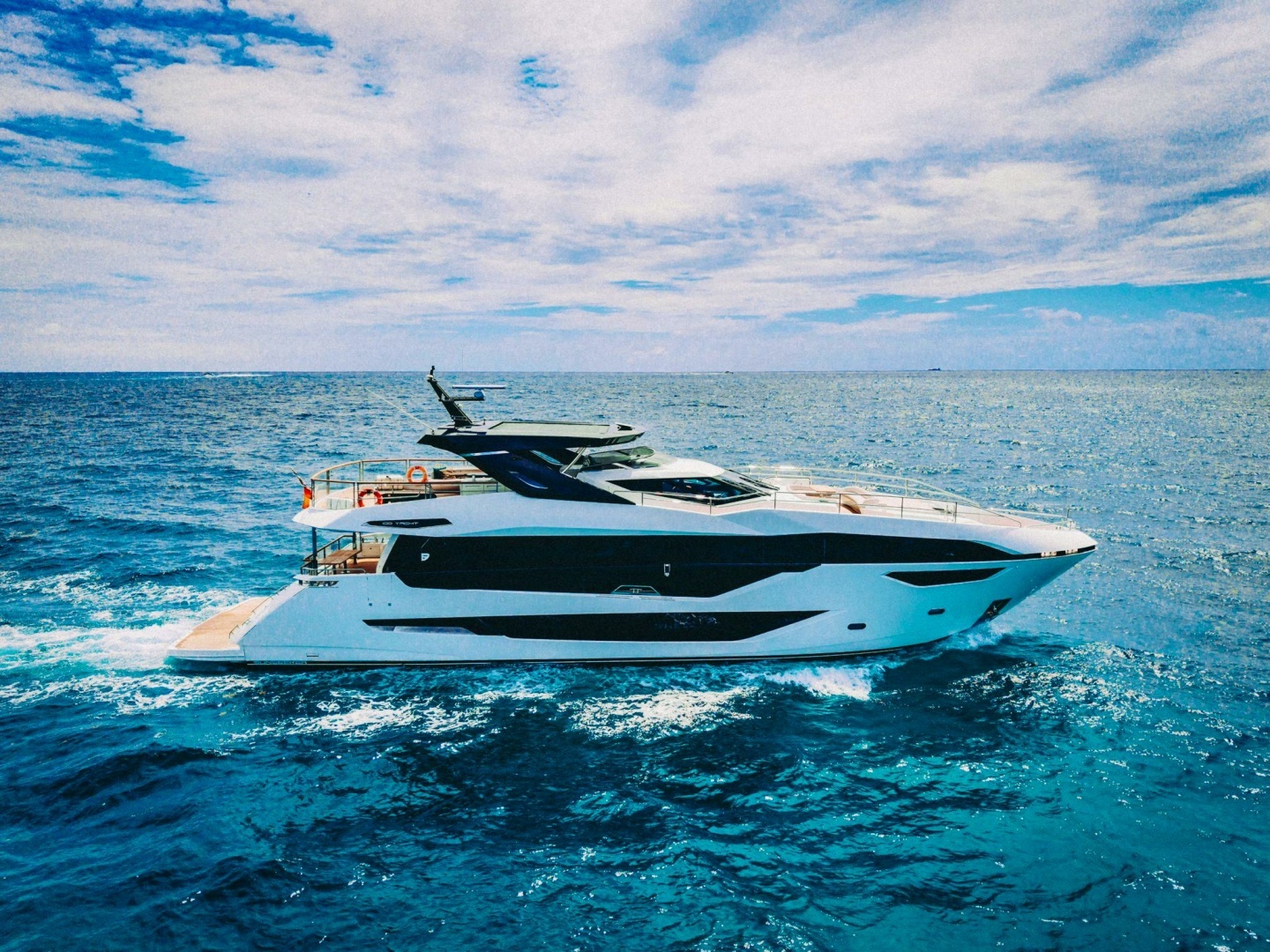 2024 100' Sunseeker photo