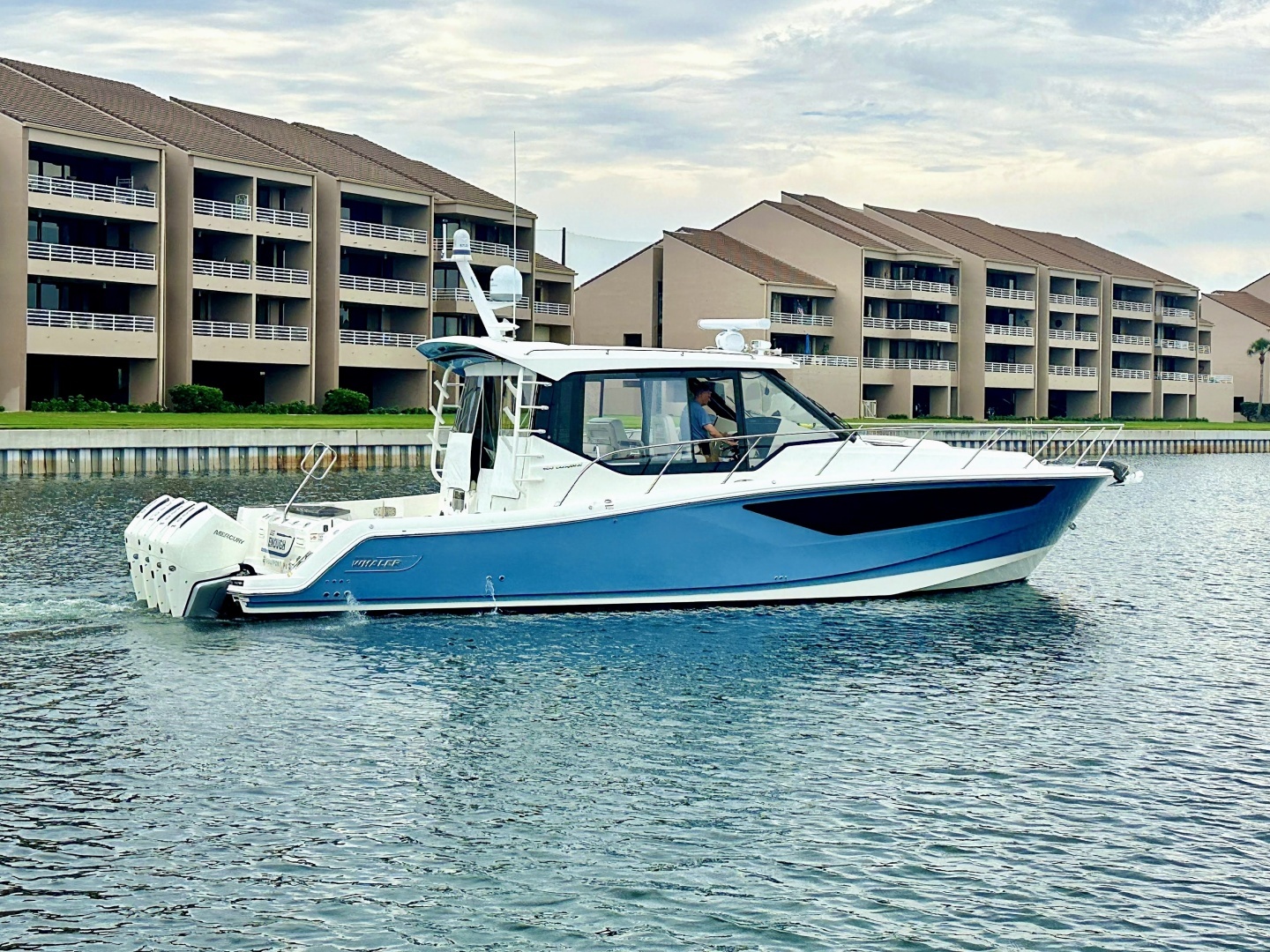 2023 40' Boston Whaler photo