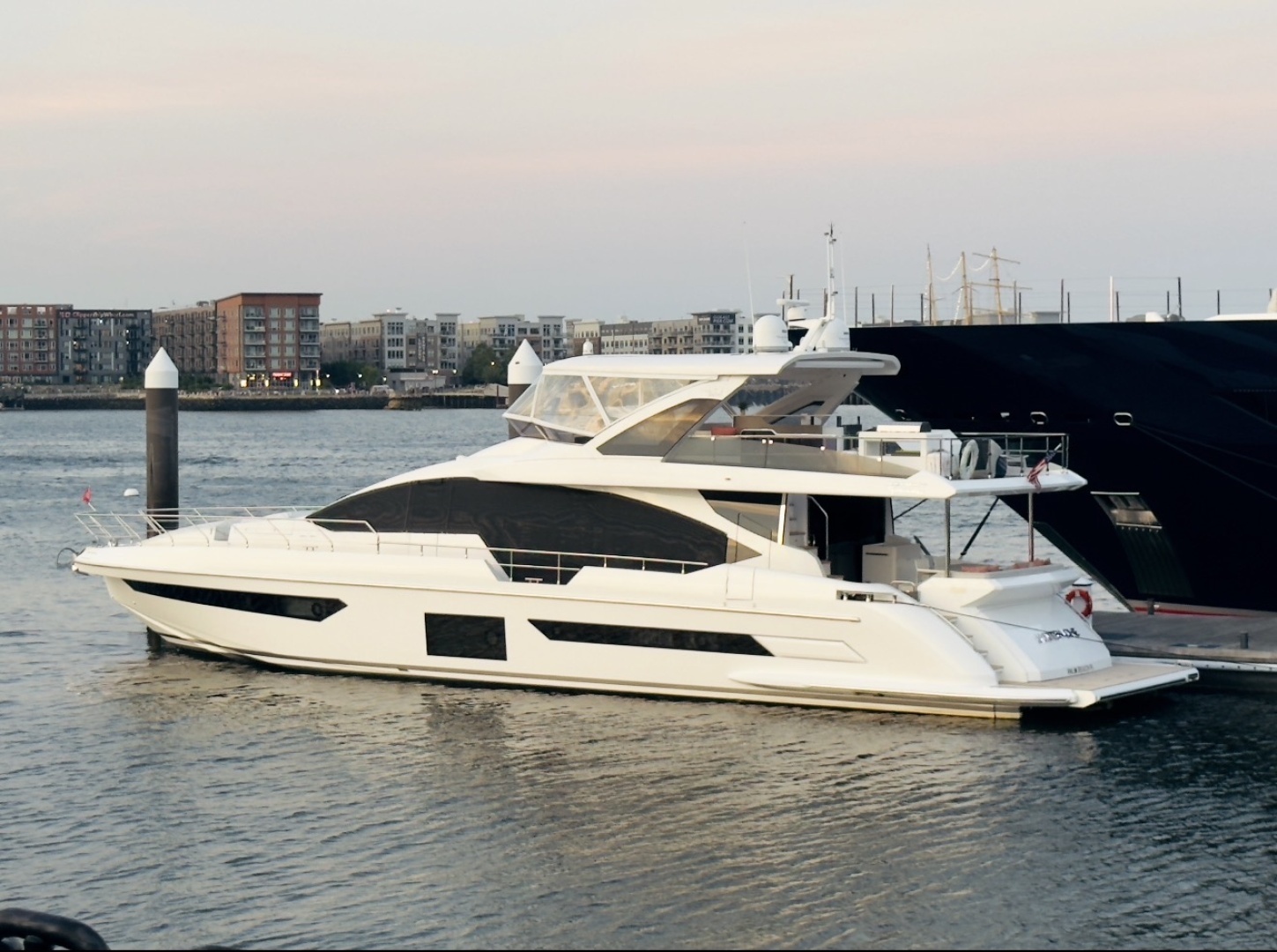 2022 87' Azimut photo