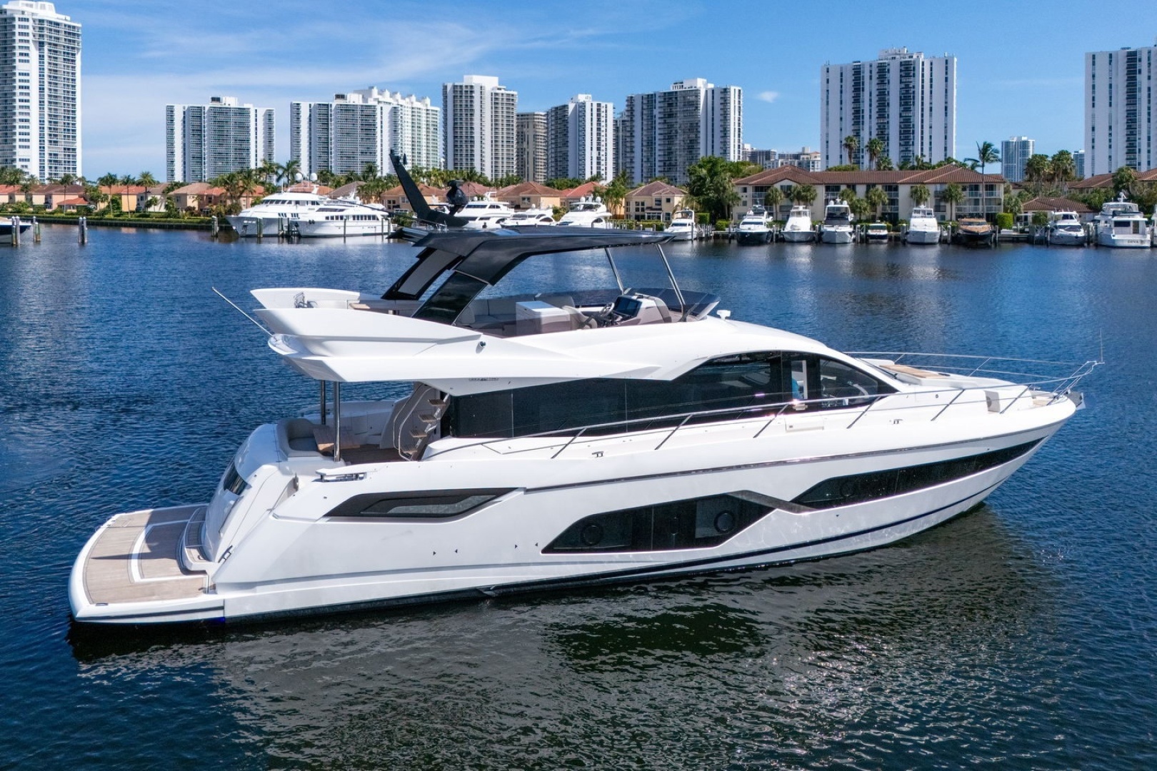 2023 68' Sunseeker photo