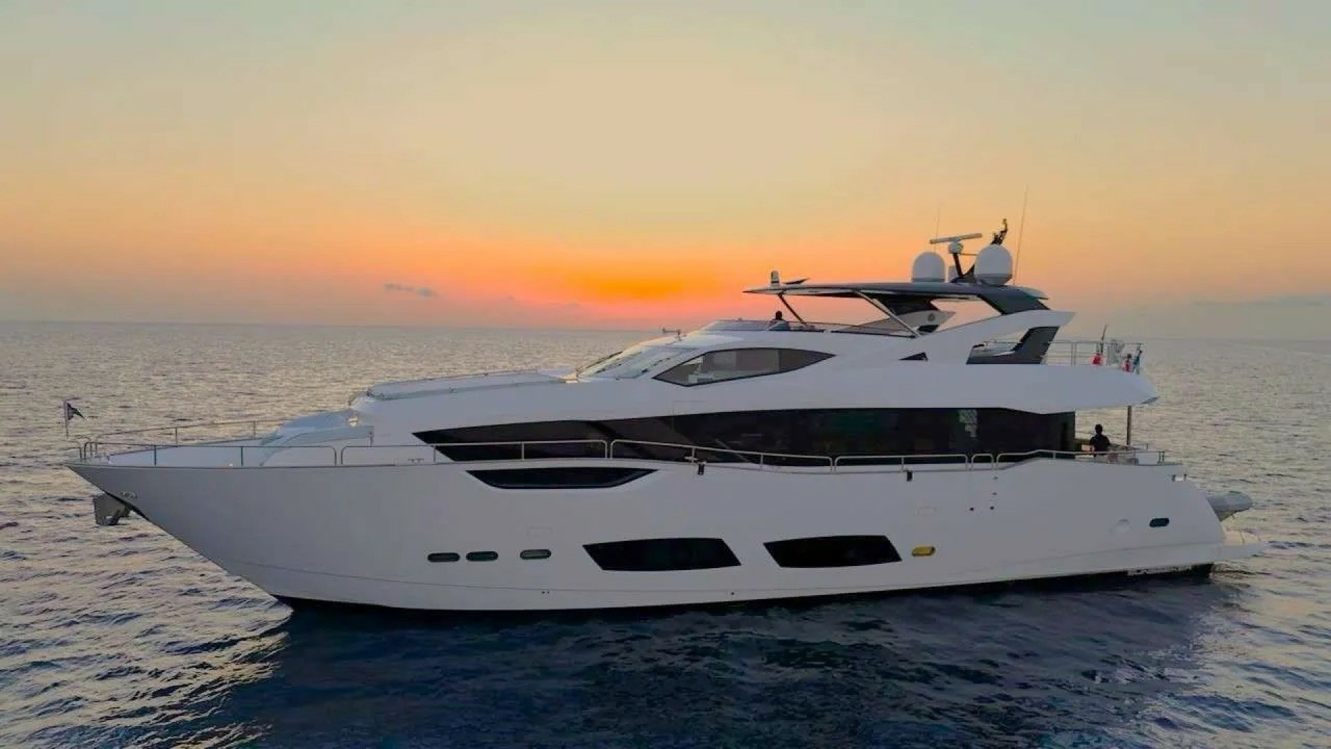 2022 95' Sunseeker photo