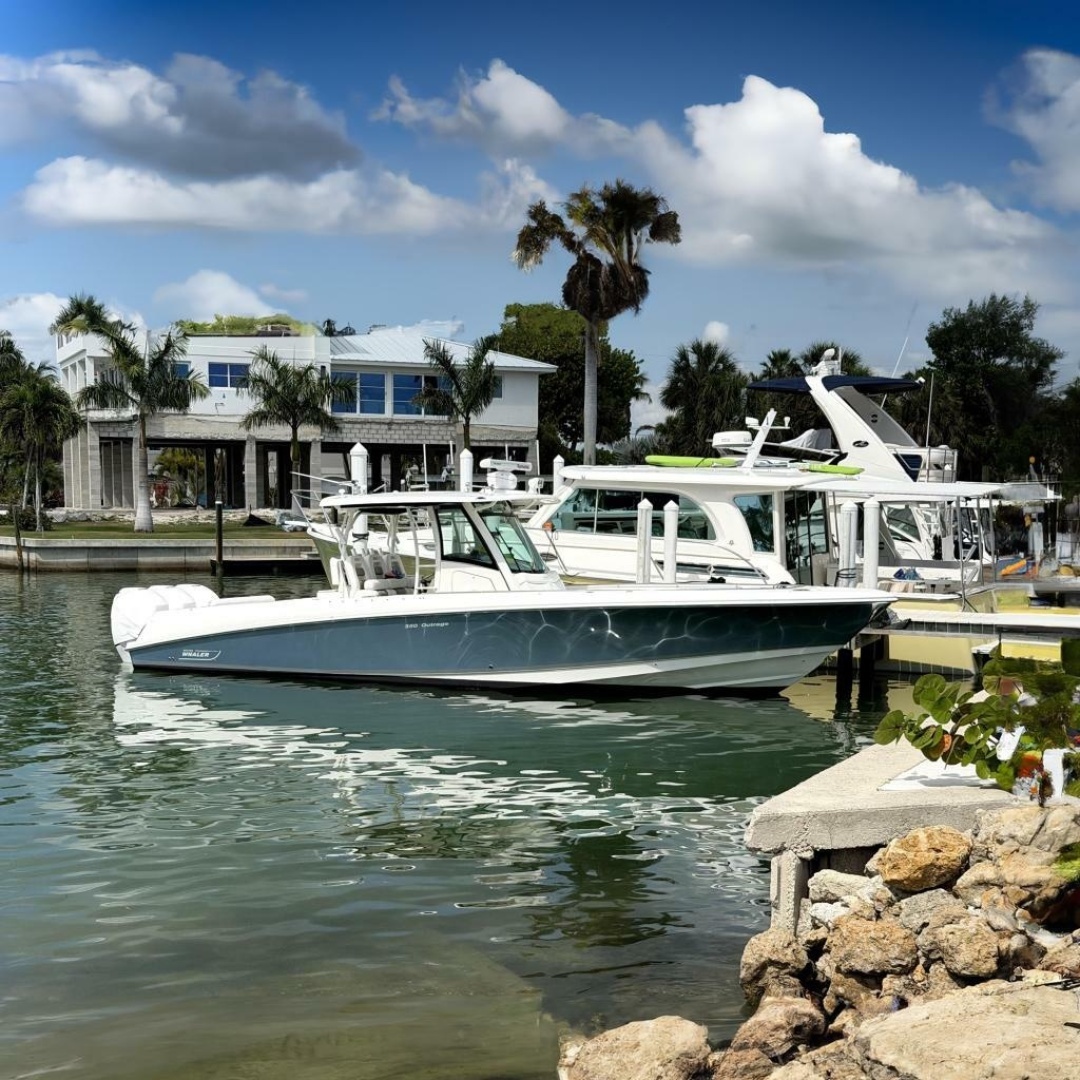 2014 35' Boston Whaler photo