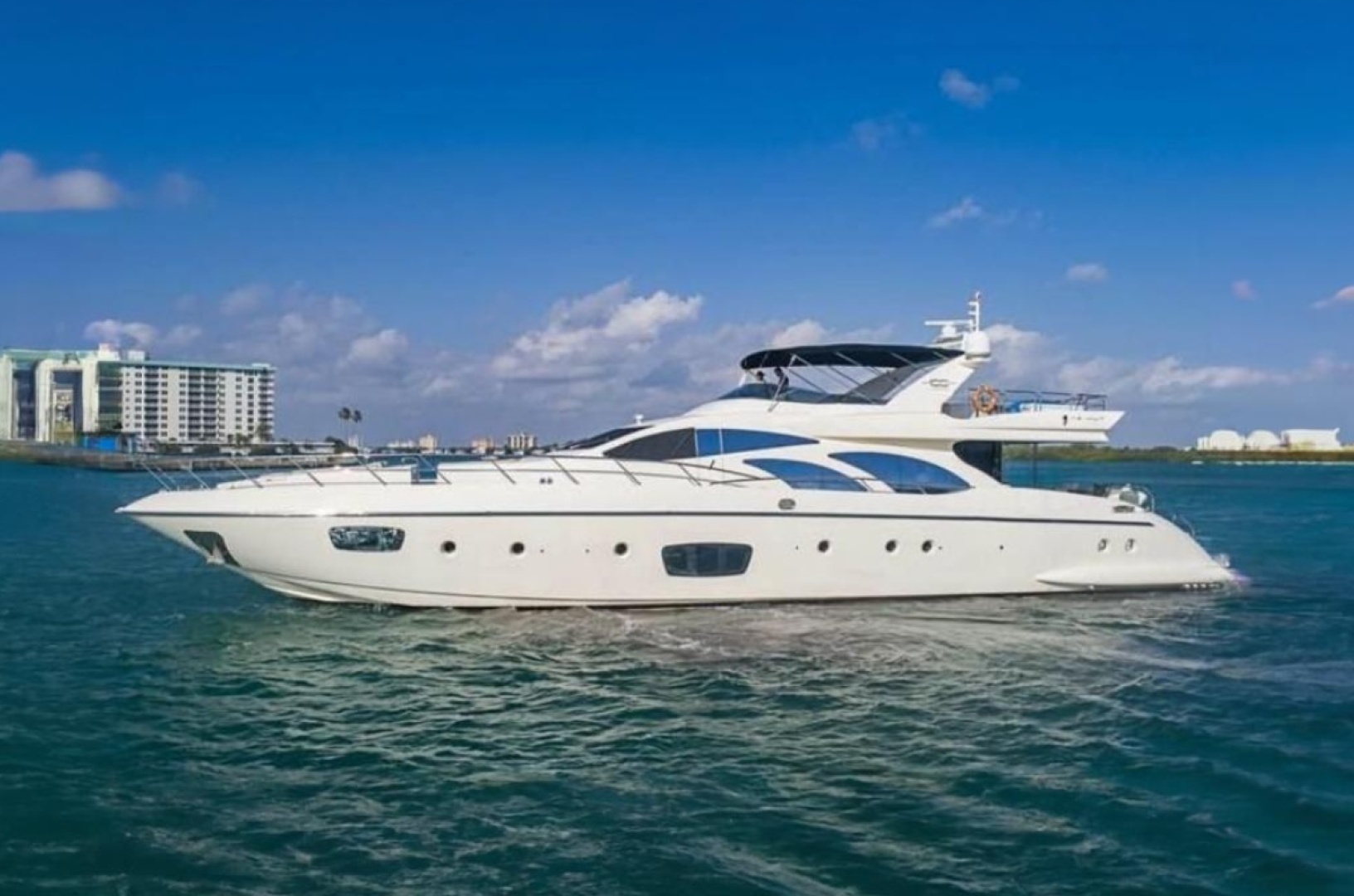2010 100' Azimut photo