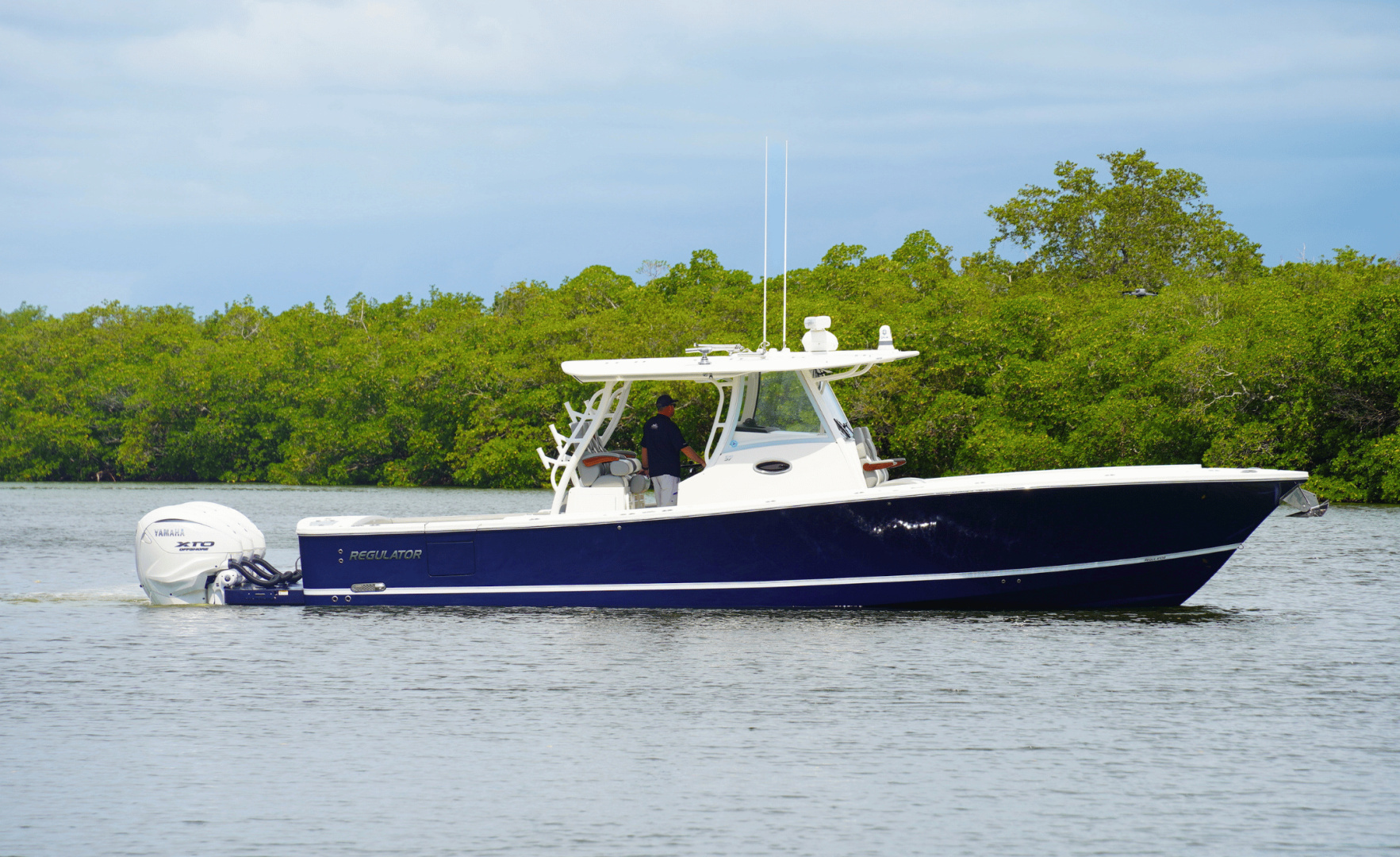 2024 37' Regulator photo