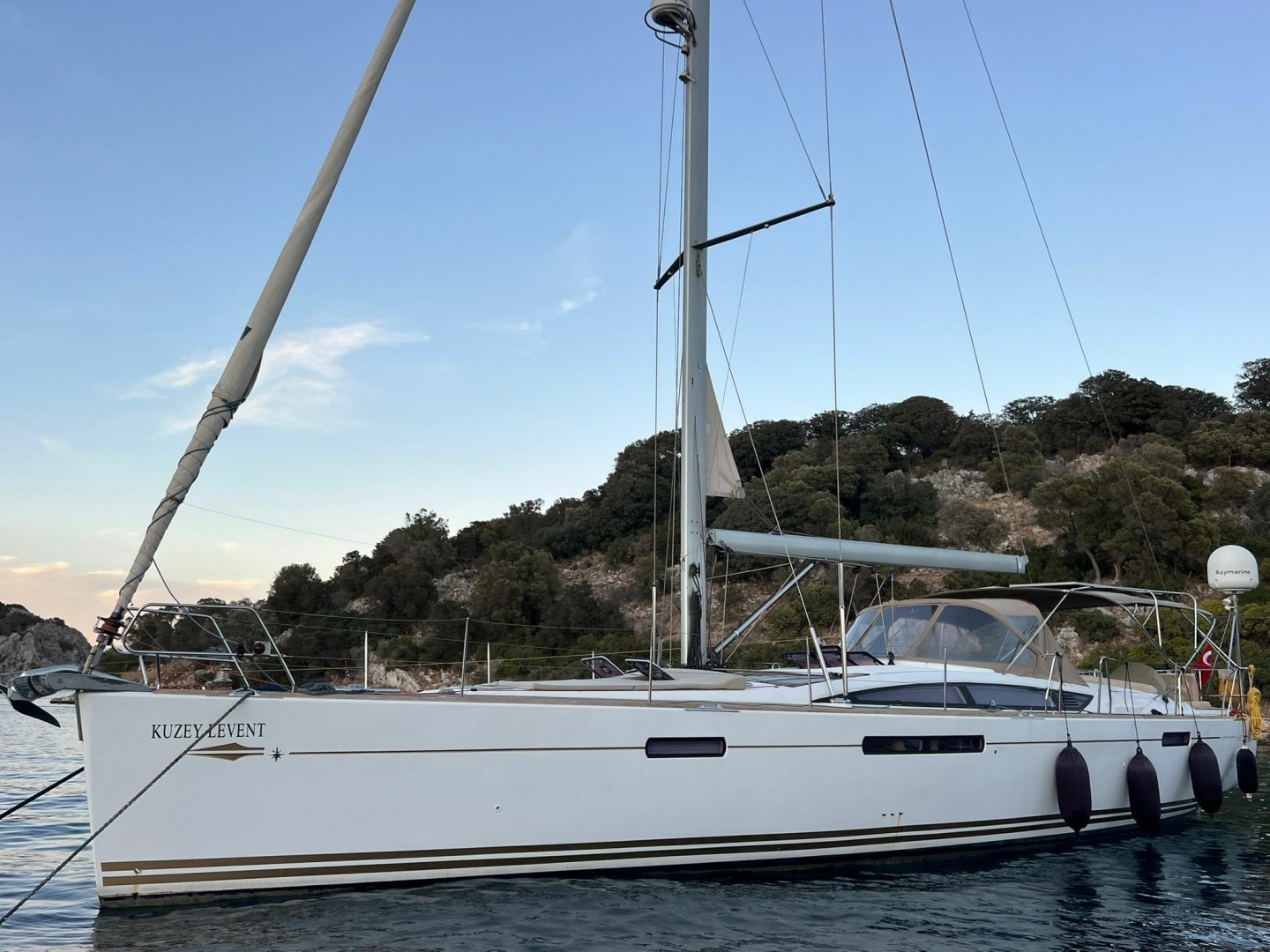 2012 57' Jeanneau photo