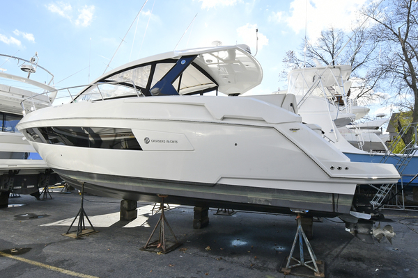 listing for 39' Cruisers 390 Express Photo of Port Side