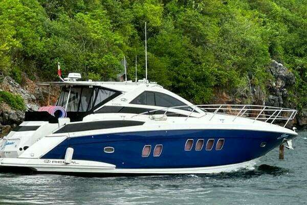 Picture Of: 2009 Regal 5260 