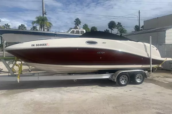 Picture Of: 2007 Sea Ray 240 Sundeck 