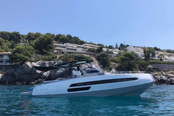 Picture Of: 2018 Invictus 370 GT 