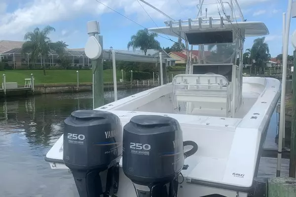 Picture Of: 2001 Venture 34 Center Console 