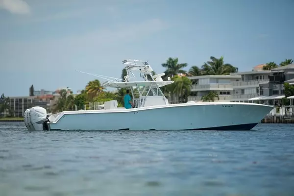 Picture Of: 2011 Invincible 42CC 