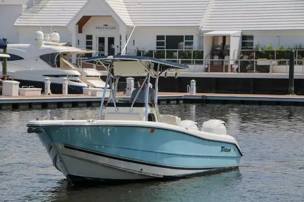 Picture Of: 2006 Triton 24 