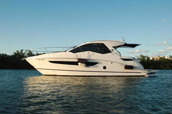 Picture Of: 2019 Sea Ray Sundancer Coupe 
