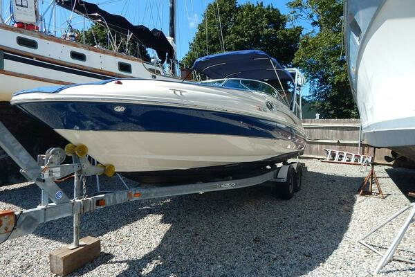 Picture Of: 2004 Sea Ray 240 Sundeck Mojo