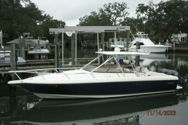 Picture Of: 2001 Intrepid 348 Walkaround 