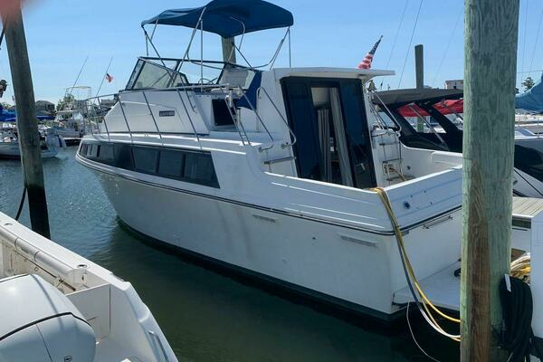 Picture Of: 1990 Carver Mariner 3297 Irish Rose