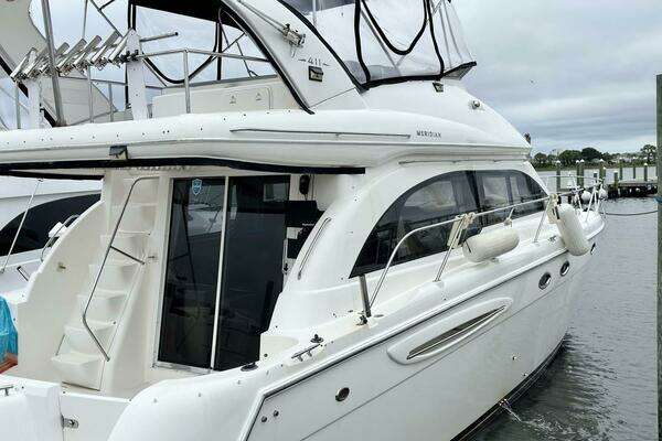 Picture Of: 2007 Meridian 411 Sedan Losing All Control