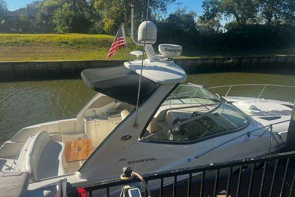 Picture Of: 2007 Sea Ray Sundancer 