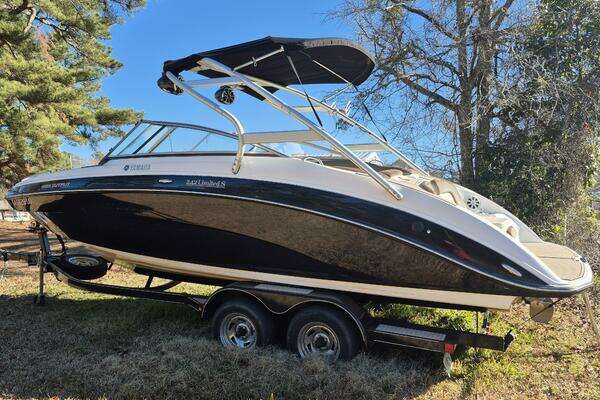 Picture Of: 2011 Yamaha Boats 242 Limited S 