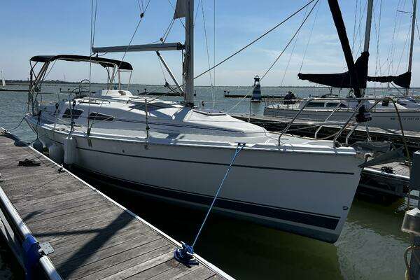 Picture Of: 2004 Hunter 33 
