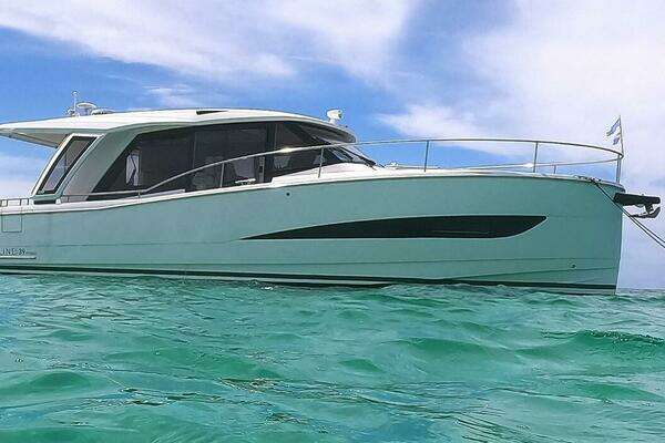 Picture Of: 2022 Greenline 39 Hybrid Latitude Adjustment