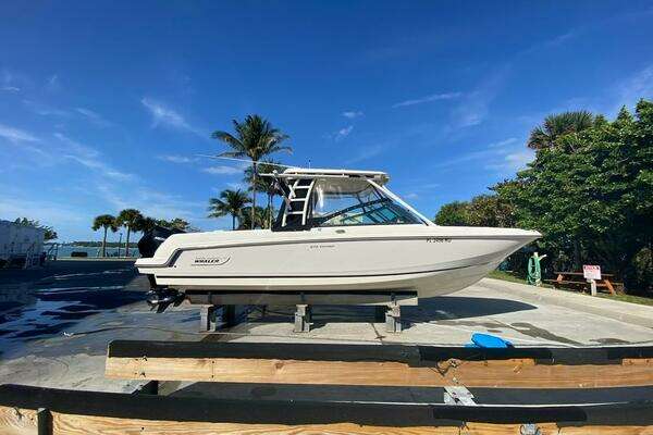 Picture Of: 2018 Boston Whaler 270 Vantage 