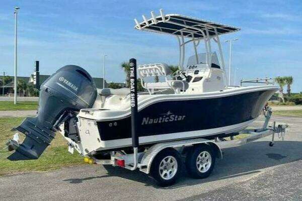 Picture Of: 2022 NauticStar 2102 Legacy 