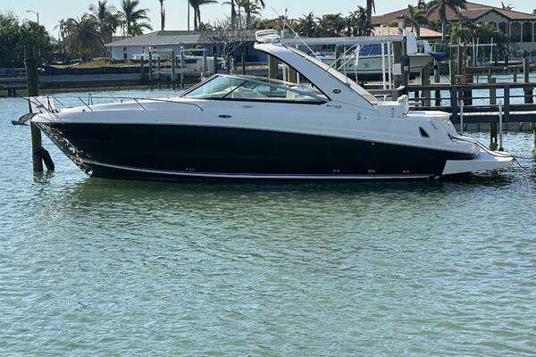 Picture Of: 2013 Sea Ray 370 Venture 