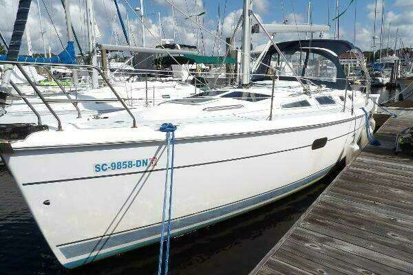 Picture Of: 2002 Hunter 356 