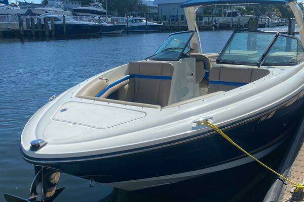 Picture Of: 2014 Sea Ray 270 SLX 