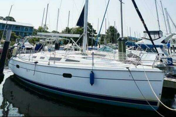 Picture Of: 2002 Hunter 356 MURDER SHE BOAT