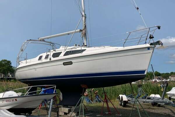 Picture Of: 2000 Hunter 320 Remedy