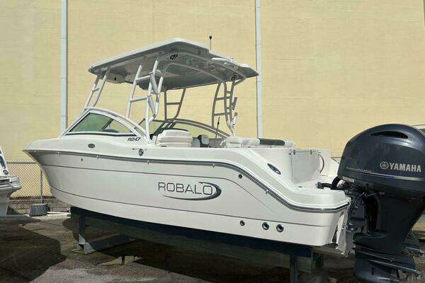 Picture Of: 2021 Robalo R247 Dual Console 
