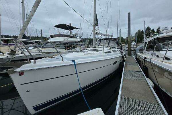 Picture Of: 2002 Hunter 356 
