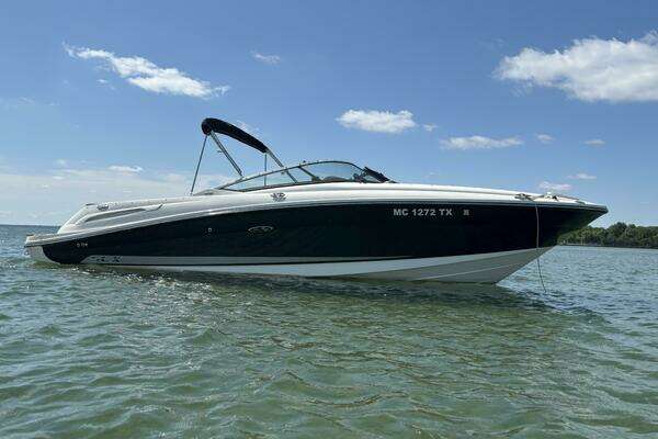 Picture Of: 2012 Sea Ray 250 SLX 