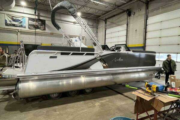 Picture Of: 2023 Avalon 2385 LSZ 