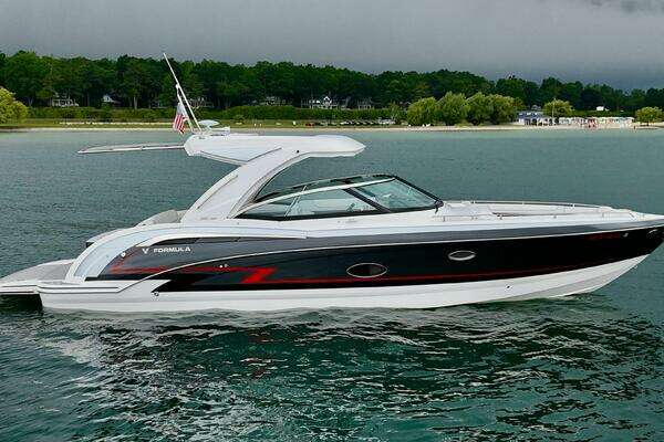 Picture Of: 2024 Formula 350 Crossover Bowrider 