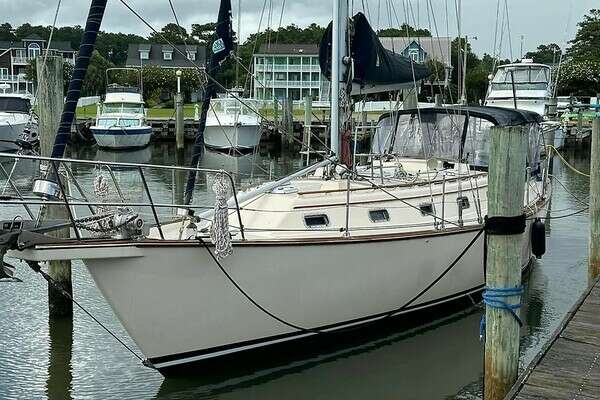 Picture Of: 1994 Island Packet 44 Beacon