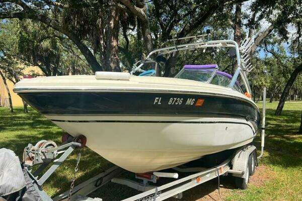 Picture Of: 2003 Sea Ray 220 Bow Rider 