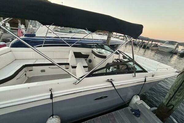 Picture Of: 2019 Sea Ray SDX 270 