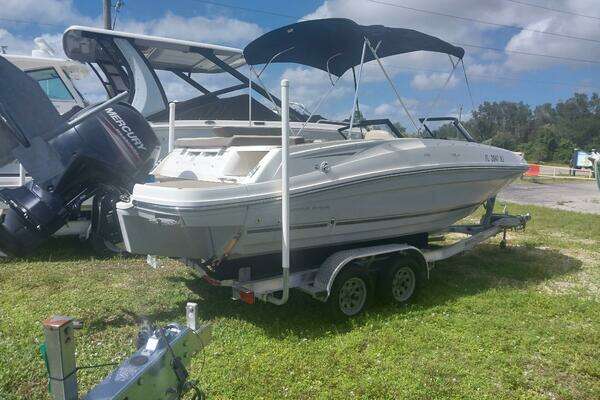Picture Of: 2017 Bayliner VR5 