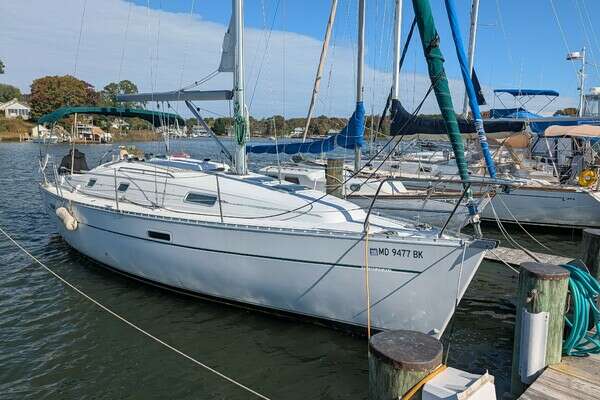 Picture Of: 2001 Beneteau Oceanis 331 Maho Dreams
