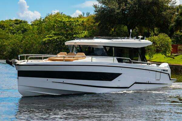 Picture Of: 2025 Wellcraft 38 Explorer 
