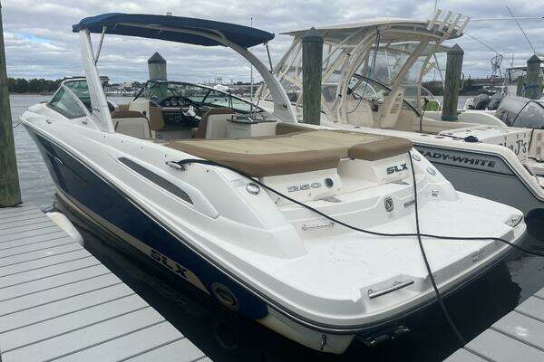 Picture Of: 2014 Sea Ray 250 SLX 
