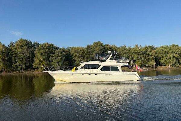 Picture Of: 1998 Navigator 5300 Toes in the Water