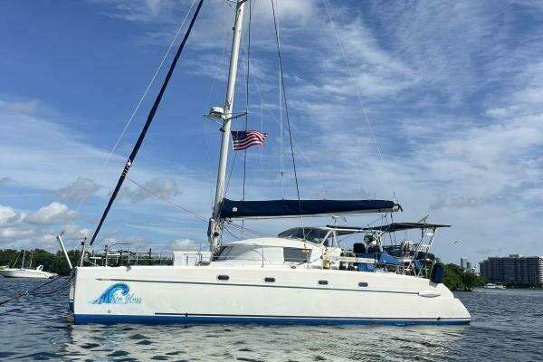 Picture Of: 2000 Fountaine Pajot Belize SEA GLASS