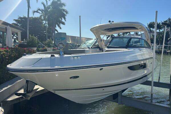 Picture Of: 2016 Sea Ray 350 SLX 